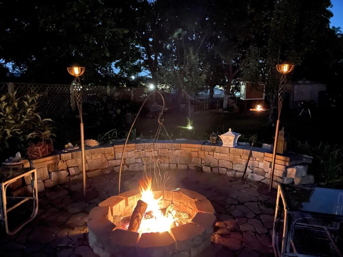 Schaumburg Paradise Oasis With A Secret Garden And Private Pool Bagian luar foto